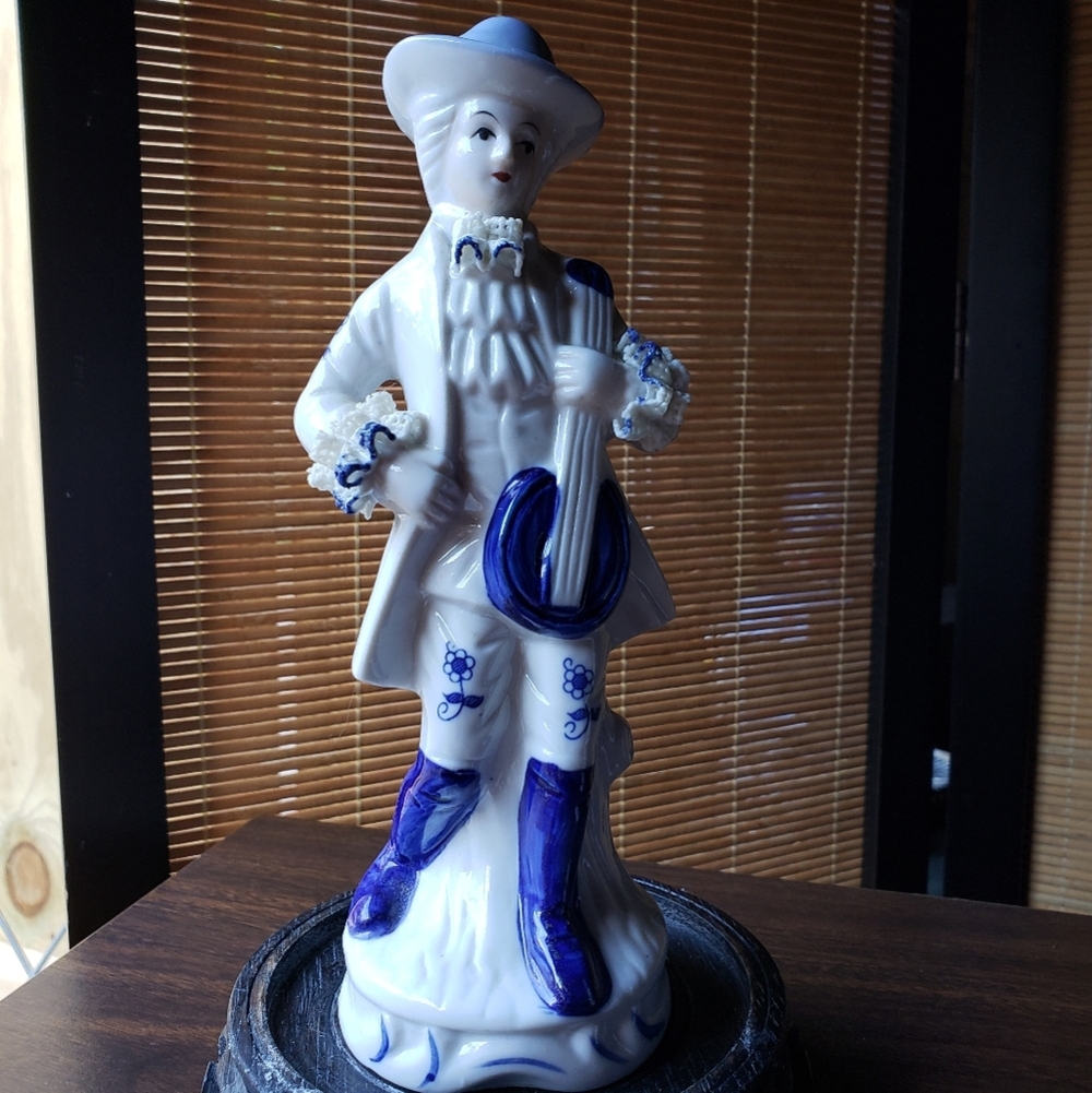 Musician figurine 8in